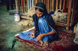 Agra;-Carpet;-Crafts;-Craftsman;-Craftsmanship;-Craftswoman;-Finishing;-Hand-knotted-carpet;-Hanks;-India;-Kaleidos;-Kaleidos-images;-La-parole-à-limage;-Shears;-Stories-Pictures;-Tarek-Charara;-Uttar-Pradesh;-Veil;-Woman;-Wool;-Workshop